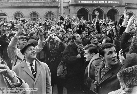 DDR-Bürger in Erfurt winken Willy Brandt zu (19. März 1970)